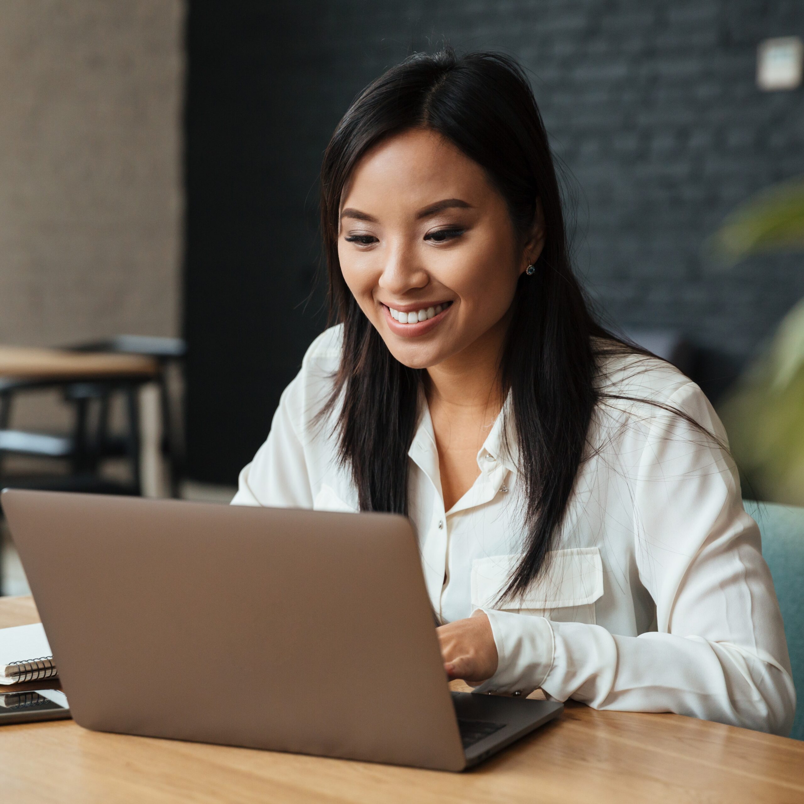A Florida woman searching on her laptop "How Does the Abortion Pill Work?"